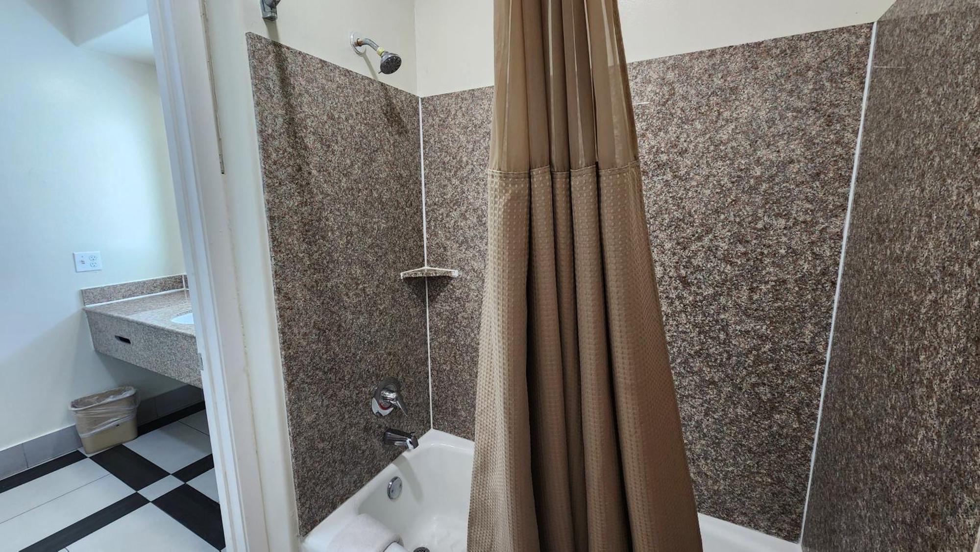 Scottish Inn & Suites Sam Houston Parkway ภายนอก รูปภาพ