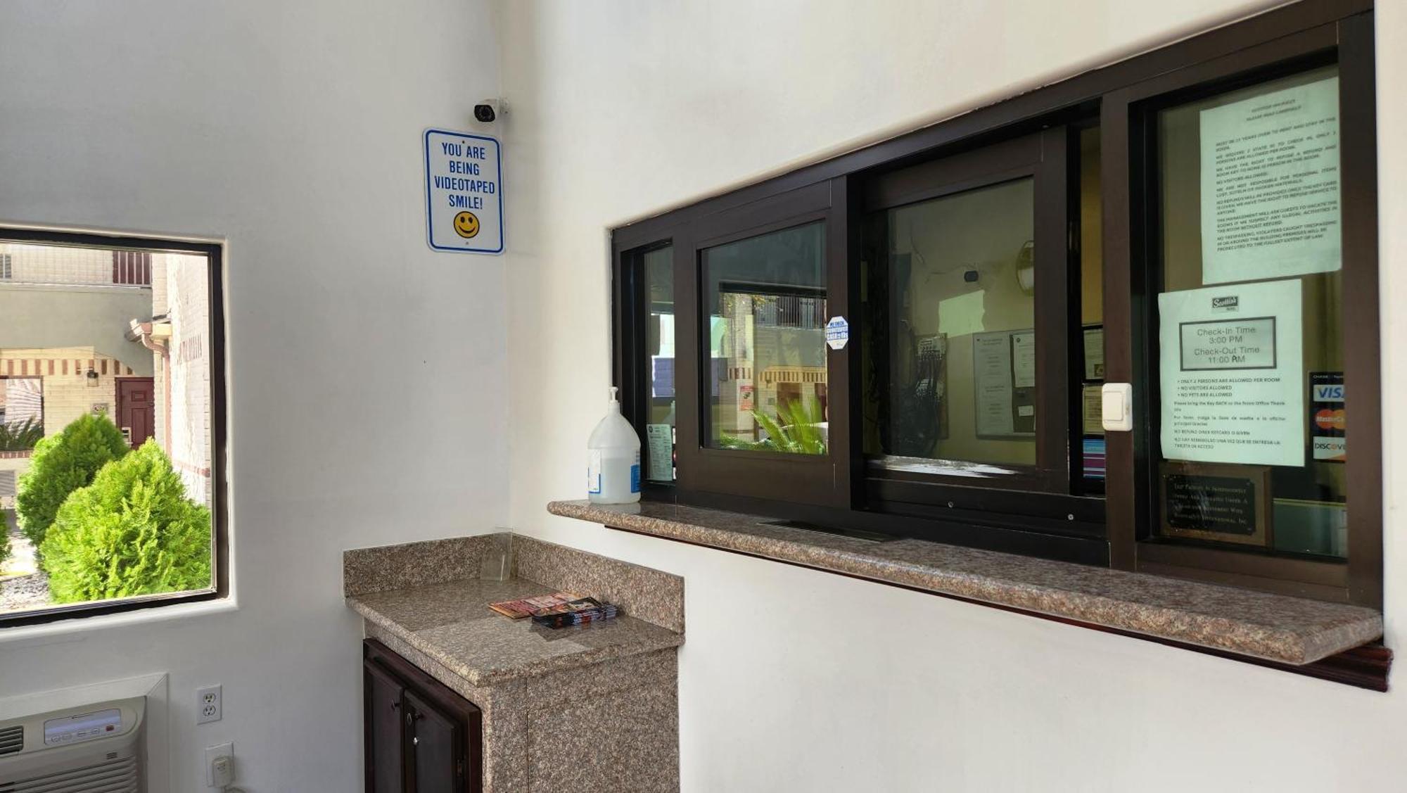 Scottish Inn & Suites Sam Houston Parkway ภายนอก รูปภาพ