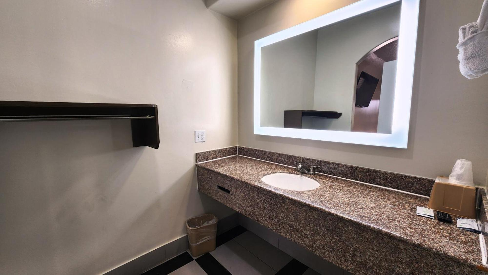 Scottish Inn & Suites Sam Houston Parkway ภายนอก รูปภาพ