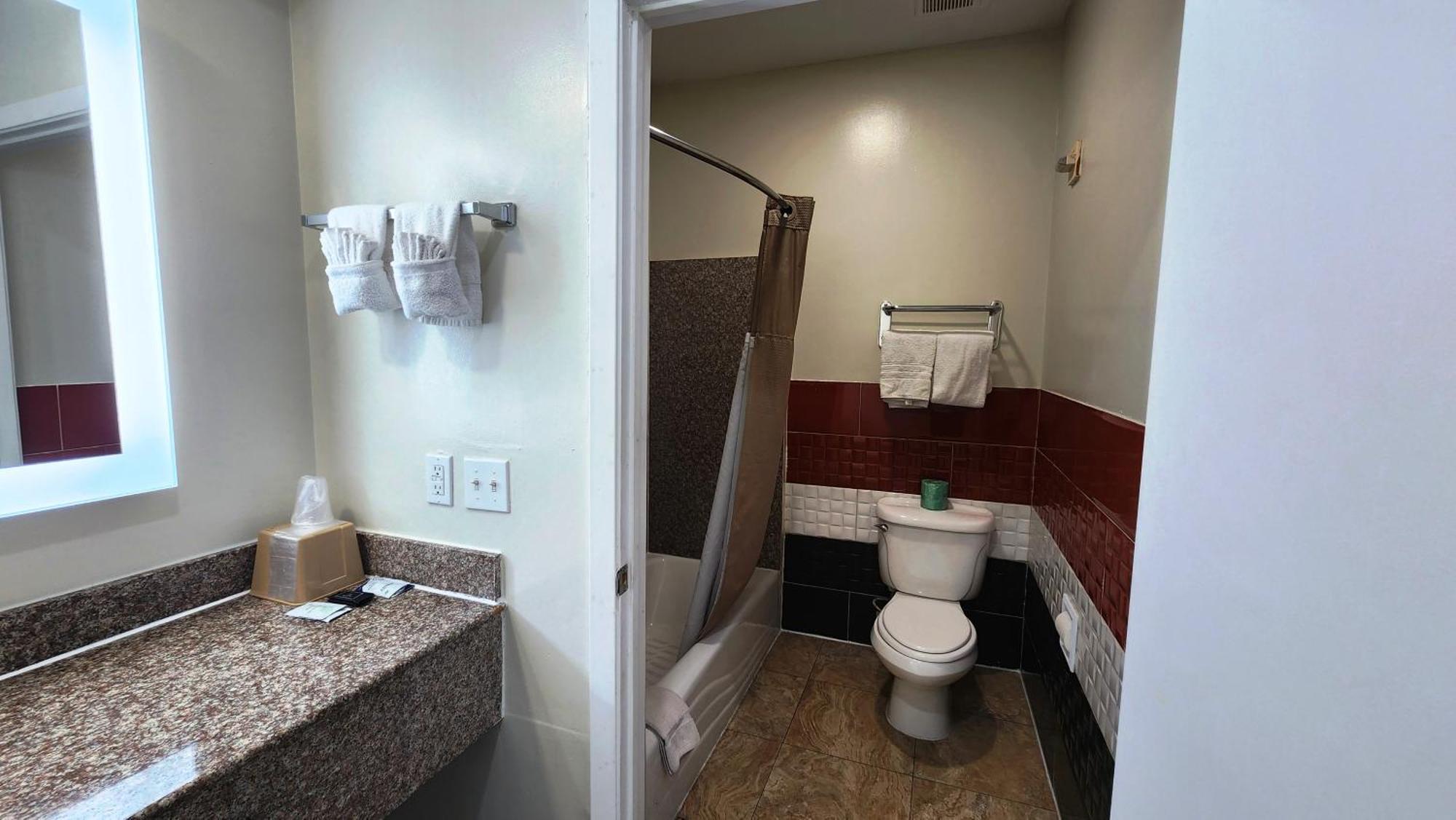 Scottish Inn & Suites Sam Houston Parkway ภายนอก รูปภาพ